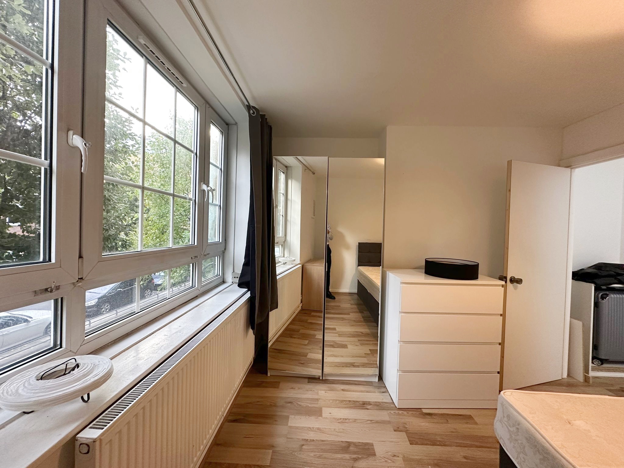 Large Bright Double Room in Zone 1!